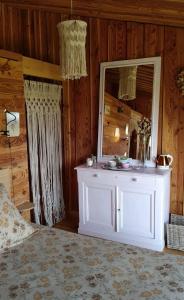多尔戈利斯Domaine de Sault的卧室配有白色梳妆台和镜子
