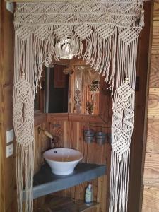 多尔戈利斯Domaine de Sault的一间带水槽和镜子的浴室