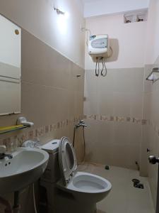 岘港OYO 1171 Tay Hai Hotel的一间带卫生间和水槽的浴室