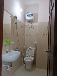 岘港OYO 1171 Tay Hai Hotel的一间带卫生间和水槽的小浴室