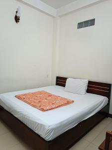 岘港OYO 1171 Tay Hai Hotel的一张床上的毯子,放在房间里
