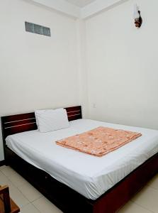 岘港OYO 1171 Tay Hai Hotel的一间卧室配有一张床铺,床上有毯子
