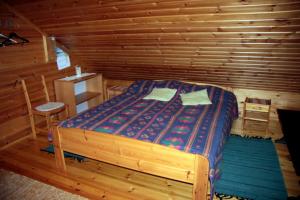 KontiolahtiPohjantilan Hirsituvat - Pohjantähti的小木屋内一间卧室,配有一张床