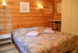 KontiolahtiPohjantilan Hirsituvat - Pohjantähti的一间卧室配有一张带两个枕头的床
