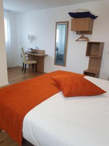 坎佩尔基里亚德奎贝苏德酒店的一间卧室配有一张带镜子的床和一张书桌