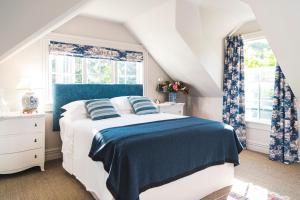 马斯特顿Ranginui Retreat的卧室设有蓝色和白色的床和窗户。