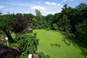 DonzdorfLandhaus am Rehwald的享有花园的顶部景色,花园内种有长椅和鲜花