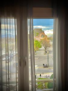 科孚镇阿卡迪亚酒店的街景窗户