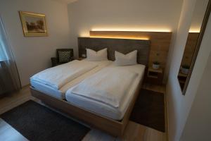 DonzdorfLandhaus am Rehwald的卧室配有一张带白色床单和枕头的大床。