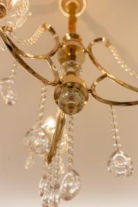 路特奇AGORA luxury BOUTIQUE HOTEL的吊在天花板上的金吊灯
