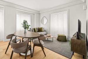 里斯本Mirabilis Apartments - AAA23的客厅配有桌子和沙发