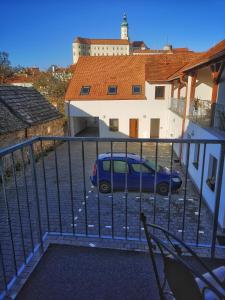 米库洛夫Mikulov Apartments - Apartmán Radka的停在大楼旁边的停车场的汽车