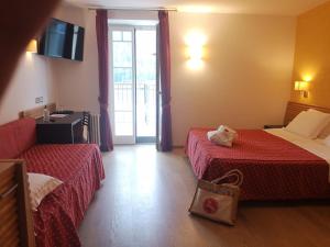 Rumo艾尔伯格卡瓦利诺比安科酒店的酒店客房设有两张床和电视。