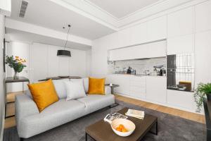 里斯本Mirabilis Apartments - AAA23的客厅配有沙发和桌子