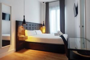 马德里丘埃卡惊喜客房民宿 的酒店客房设有床和窗户。