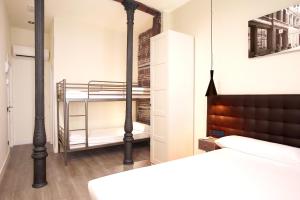 马德里丘埃卡惊喜客房民宿 的一间小卧室,配有双层床和双层床