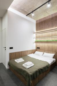乌日霍罗德Luxury Apartments Smart House的一间卧室配有一张床,上面有两条毛巾