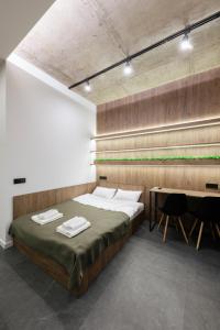 乌日霍罗德Luxury Apartments Smart House的一间卧室配有一张大床和一张书桌