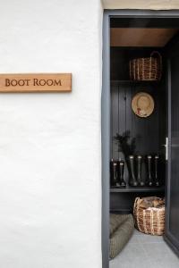 米尔敦马尔贝Gate Lodge@White Strand的门房,带靴子和篮子的架子