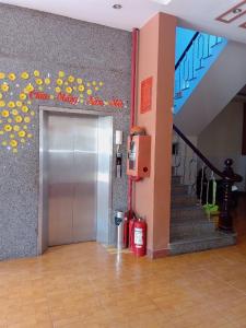 Cao LãnhKHÁCH SẠN ĐẾ VƯƠNG的电梯,电梯在有楼梯和门的建筑里