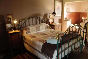 乔治兰特鲁斯旅馆的一间卧室配有床和2个床头柜