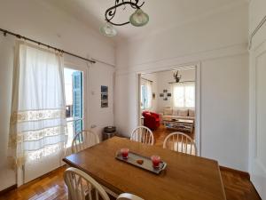 纳克索乔拉My Home in Naxos的一间带桌椅的用餐室和一间客厅