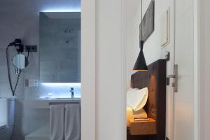 马德里Woohoo Rooms Fuencarral的一间带水槽和镜子的浴室
