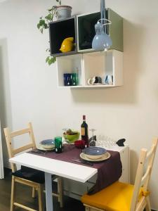 巴列塔Donna Flor casa vacanze的餐桌、两把椅子和一张桌子