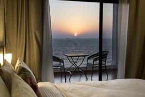 弗里敦Sierra Palms Resort的海景客房 - 带一张床