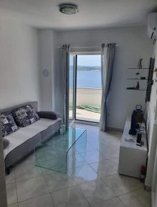 Modern Seeview Apartment Maslenica with Free WIFI, Free PARKING, 300m from Beach的休息区