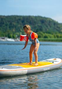 卡斯泰莱托索普拉蒂奇诺丽都韦尔巴诺库斯露营地的站在水中桨板上的年轻女孩
