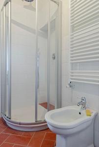 拉里Castellinaria的带淋浴、卫生间和盥洗盆的浴室