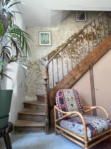 拉罗谢尔La Maison du Gardien的楼梯间里的椅子