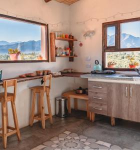 卡奇Cabaña Paraíso Cachi的厨房配有柜台、水槽和窗户