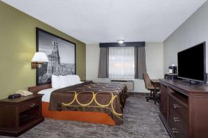 阿马里洛阿马里洛城中央速8酒店的配有一张床和一台平面电视的酒店客房