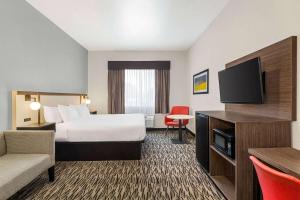 滨海城滨海城拉美达酒店的配有一张床和一台平面电视的酒店客房
