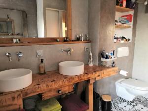 Eaucourt-sur-SommeB&B Egloff的一间带水槽和卫生间的浴室