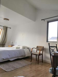 Eaucourt-sur-SommeB&B Egloff的卧室配有床、椅子和窗户。