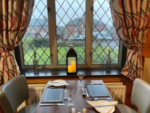 葛特纳格林猎人小屋酒店的餐厅内一张桌子,享有窗户的景色