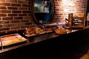 哈莱姆市中心国宾酒店的提供各种面包的柜台和镜子