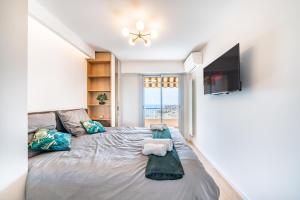 博索莱伊Baie de Monaco, Vue Mer, Terrasse, Parking Gratuit - AF的一间卧室设有一张大床和一台平面电视。