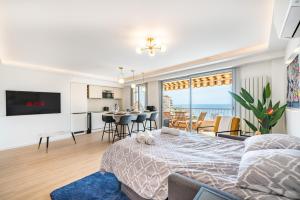 博索莱伊Baie de Monaco, Vue Mer, Terrasse, Parking Gratuit - AF的一间卧室设有一张床、一间客厅和一间厨房