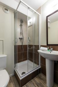 埃圭斯海姆皮埃尔＆假期克洛斯埃圭斯海姆酒店的带淋浴和盥洗盆的浴室