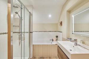 水上伯顿兰斯顿纳旅馆的带淋浴、盥洗盆和浴缸的浴室