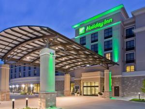 廷利公园Holiday Inn - Chicago - Tinley Park, an IHG Hotel的医院大楼,上面有保健旅馆标志