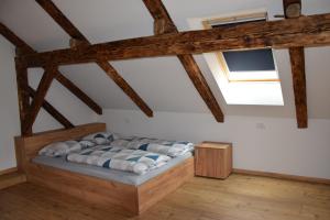 MislinjaValle Divina的卧室配有一张床铺,位于带木梁的房间