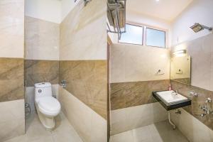 古尔冈FabHotel Aravali Suites的一间带卫生间和水槽的浴室