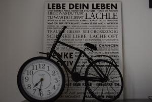 门希霍夫Auszeit by Kirschner的自行车海报旁墙上的时钟