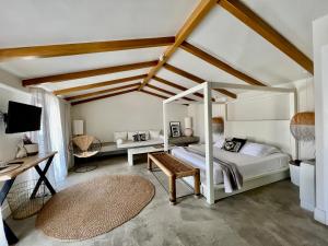 阿尔戈斯托利翁凯法利尼亚格兰德酒店的一间卧室配有一张天蓬床和一张书桌