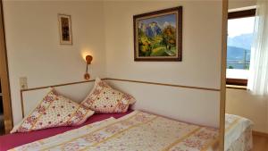柯尼希斯湖畔舍瑙4 Bergpanorama mit herrlicher alpinen Almlandschaft Nichtraucherdomizil的卧室配有一张床,墙上挂着一幅画